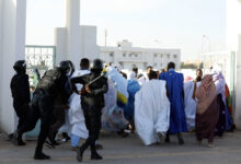Photo of الشرطة تُفرق بالقوة وقفة للجنة مناصرة ولد غدة أمام السجن المدني (فيديو) 21 أبريل, 2024 – 19:56