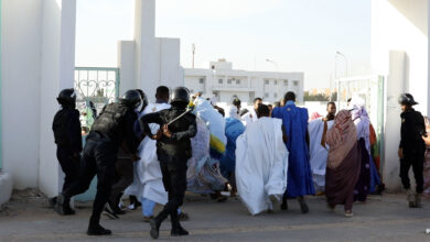 Photo of الشرطة تُفرق بالقوة وقفة للجنة مناصرة ولد غدة أمام السجن المدني (فيديو) 21 أبريل, 2024 – 19:56