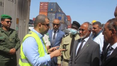 Photo of وزير الصحة في الميناء للاطلاع على مدى التزام حاويات الأدوية بالشروط