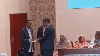 Photo of رئيس تجمع المؤسسات الإعلامية يسلم وزير الثقافة عريضة مطالب من بينها إنشاء مجلس أعلى للصحافة