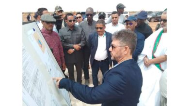 Photo of وزير التجهيز يعاين أشغال بناء طريق تجكجه – بومديد القدية 9:16 مساءً | 19 يوليو 2025  أدى معالي وزير التجهيز والنقل السيد اعلي ولد الفيرك، اليوم السبت ، زيارة تفقد واطلاع للطريق الرابط بين مدينتي بومديد وتجكجة، وذلك في إطار جولة ميدانية يقوم بها للوقوف على مدى تقدم الأشغال في عدد من مشاريع البنية التحتية الطرقية على المستوى الوطني.  ورافق معالي الوزير خلال هذه الزيارة والي ولاية تكانت السيد محمد ولد أحمد مولود، حيث شملت المعاينة مقطعي بومديد – القدية والقدية – تجكجة، وقد قدم الفنيون في الشركتين المنفذتين شروحًا فنية حول مراحل الأشغال وطبيعتها. وأكد معالي الوزير خلال لقائه بهم على ضرورة الالتزام بالجودة والآجال الزمنية المحددة في دفاتر الالتزامات.  وفي ختام الزيارة، أوضح معالي الوزير في تصريح للوكالة الموريتانية للأنباء أن هذه المعاينة تندرج ضمن زيارة ميدانية تشمل ستة مقاطع طرقية، من بينها مقطعي ألاك – مقطع لحجار وجوك – كيفه على طريق الأمل، حيث وصلت نسبة إنجاز الأشغال فيهما إلى أكثر من 90%.  أما بخصوص المقطع الرابط بين تجكجة – القدية، والبالغ طوله 80 كلم، فقد أكد معاليه أن الردم اكتمل في 60 كلم، كما تم إنجاز المنشآت المائية وتكسير كميات معتبرة من الحجارة، وتسير الأعمال فيه بوتيرة جيدة.  وفيما يتعلق بالمقطع الرابط بين بومديد – القدية، والبالغ طوله 75 كلم، أوضح الوزير أنه تم فسخ العقد مع الشركة الصينية السابقة، وتم توقيع عقد جديد مع شركة أخرى، باشرت الأعمال الميدانية وبلغت مراحل الردم فيها 60 كلم، وهي تعتبر المنطقة الأصعب من المشروع. وأكد أن كل المعدات والآليات الضرورية متوفرة، مع تحديد يونيو 2026 كموعد نهائي لإنهاء الأشغال.  وأشار معالي الوزير إلى أن هذه المشاريع عرفت بعض التأخر، إلا أن إجراءات تصحيحية تم اتخاذها لتدارك التأخير وضمان الالتزام بالآجال المحددة، معربًا عن أمله في الانتهاء منها في المواعيد المحددة.  وأكد الوزير أن هذه الزيارات الميدانية تأتي في إطار سياسة الحكومة الهادفة إلى المتابعة المباشرة والدائمة لمشاريع البنية التحتية الطرقية؛ والتي يبلغ عددها 30 مشروعًا، بهدف رصد التقدم وكشف العراقيل في الوقت المناسب لتفادي أي تأخير في التنفيذ.  جرت وقائع الزيارة بحضور حاكم مقاطعة تجكجة السيد مولاي إسماعيل ولد المرتجي، ورئيس مركز القدية الإداري، وعمدة بلدية بوبكر بن عامر؛ وقادة الأجهزة الأمنية والعسكرية بالولاية ، ولفيف من أطر قطاع التجهيز والنقل.