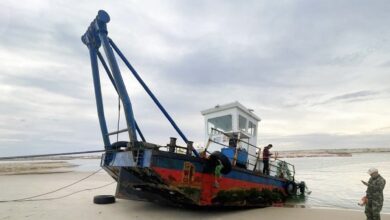 Photo of الجيش يعلن “إنقاذ وتعويم” زورق قطر بالقاعدة البحرية الجنوبية