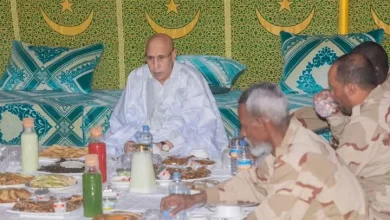 Photo of غزواني يشارك الجنود والضباط إفطارهم مساء اليوم بأطار 12-03-2026 عند 11:04  1 دقيقة قراءة 𝕏 انشر على الفيسبوك Share on Pinterest انشر على لينكد إن Share on WhatsApp انشر على الإيميل  الأخبار (نواكشوط) أفادت مصادر للأخبار أن الرئيس محمد ولد الغزواني سيشارك الجنود والضباط إفطارهم مساء اليوم الخميس في إحدى الثكنات العسكرية بمدينة أطار.  ومن المقرر أن يحضر الإفطار وزير الدفاع حننا ولد سيدي، وقائد الأركان العامة للجيوش الفريق محمد فال ولد الرايس، وعدد من كبار قادة المؤسسة العسكرية.  ودأب ولد الغزواني خلال السنوات الأخيرة على حضور إفطار مع الجنود، حيث زار السنة الماضية قاعدة المرية العسكرية بولاية آدرار وشارك الضباط وضباط الصف والجنود إفطارهم، وأفطر قبل ذلك مع جنود على الحدود الشرقية للبلاد.